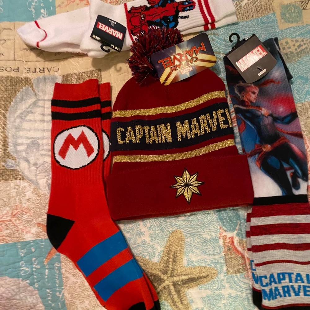 Captain Marvel Gift Set - Picture 1 of 8